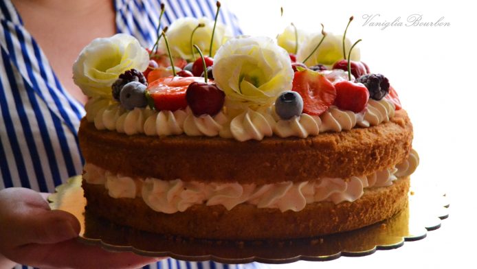 Naked cake al limoncello con fiori e frutta fresca