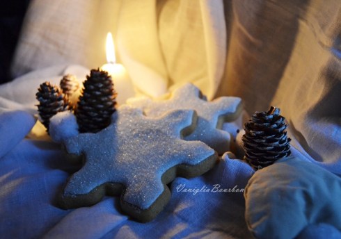 Biscotti natalizi decorati con ghiaccia reale 